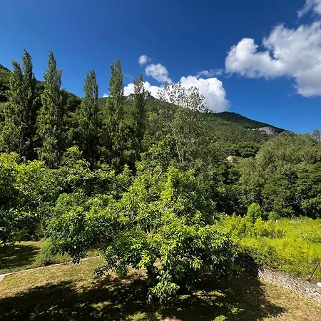 Maison Au Bord De L'eau Avec Jacuzzi