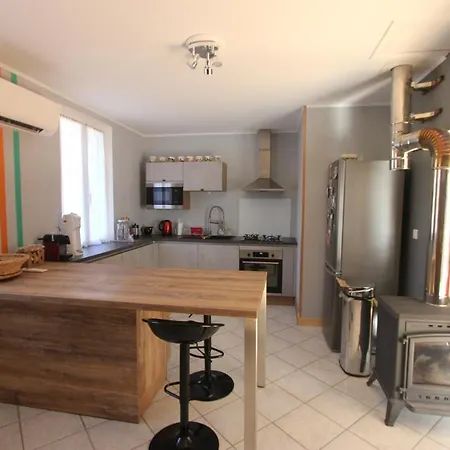 Prázdninový dům Maison Au Bord De L'eau Avec Jacuzzi