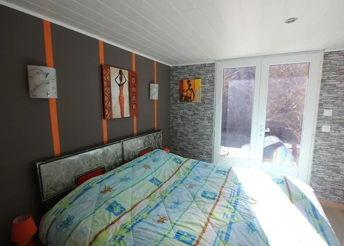 Hébergement de vacances Maison Au Bord De L'eau Avec Jacuzzi