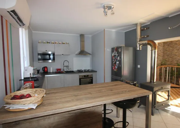 Maison Au Bord De L'eau Avec Jacuzzi Hébergement de vacances *