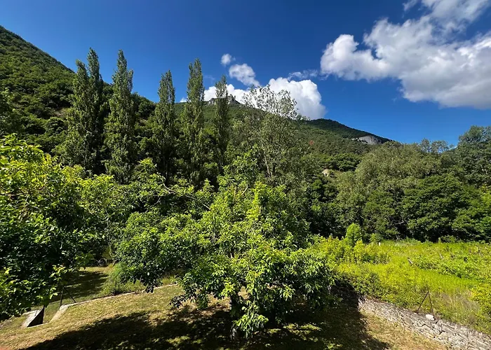 Maison Au Bord De L'eau Avec Jacuzzi